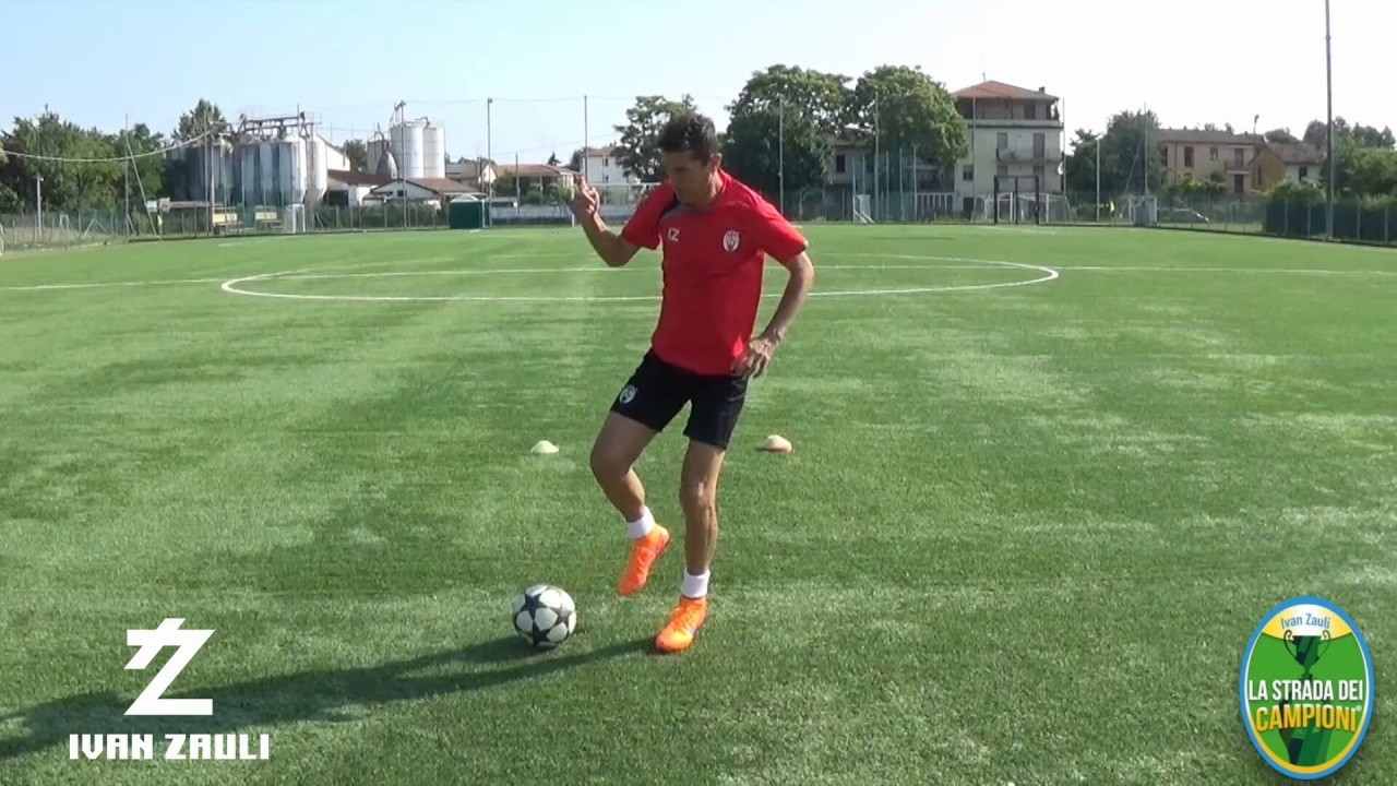 FEINTS AND DRIBBLINGS: Dribbling techniques with combined movements: outside touch, hook, outside touch, Cristiano Ronaldo